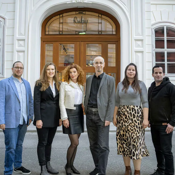 Von vorne ist das Team von Die Wölfe Immobilienmarketing zu sehen. 