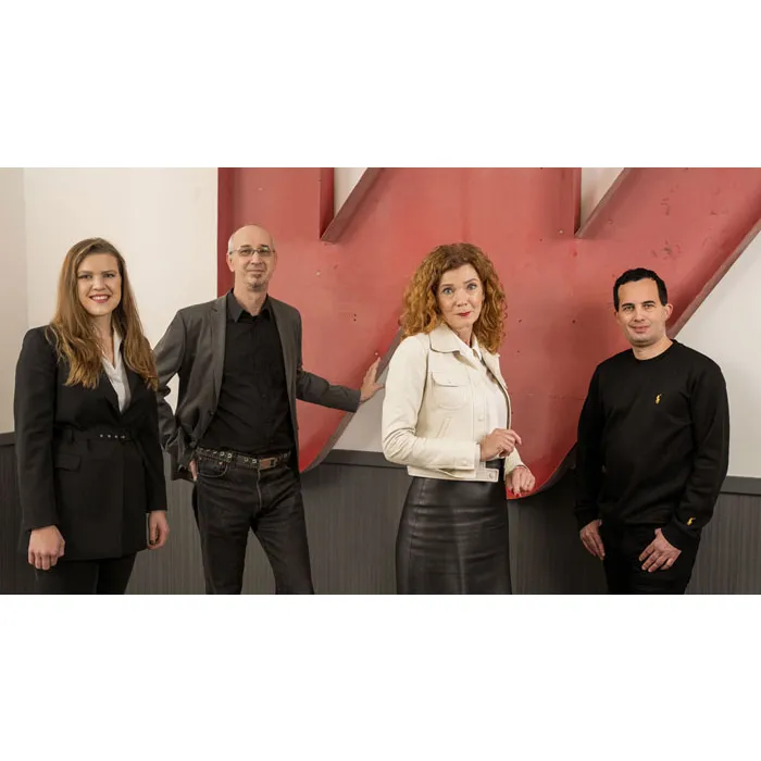 Das Team von Die Wölfe Immobilienmarketing steht vor der Eingangstür des Ruby Paul.