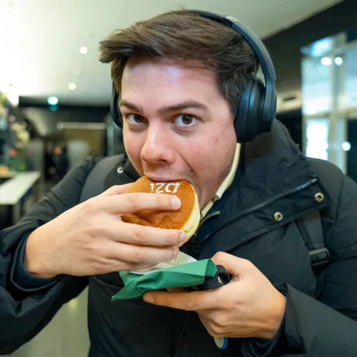 In den Krapfen beissen