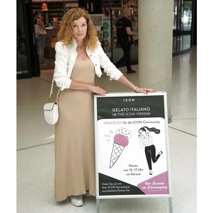 Claudia Wolf mit Eventposter