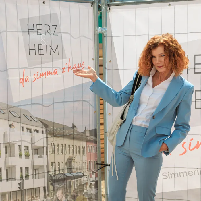 Claudia Wolf beim Spatenstich von Herz & Heim