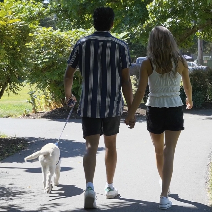 Paar spaziert im Sompark