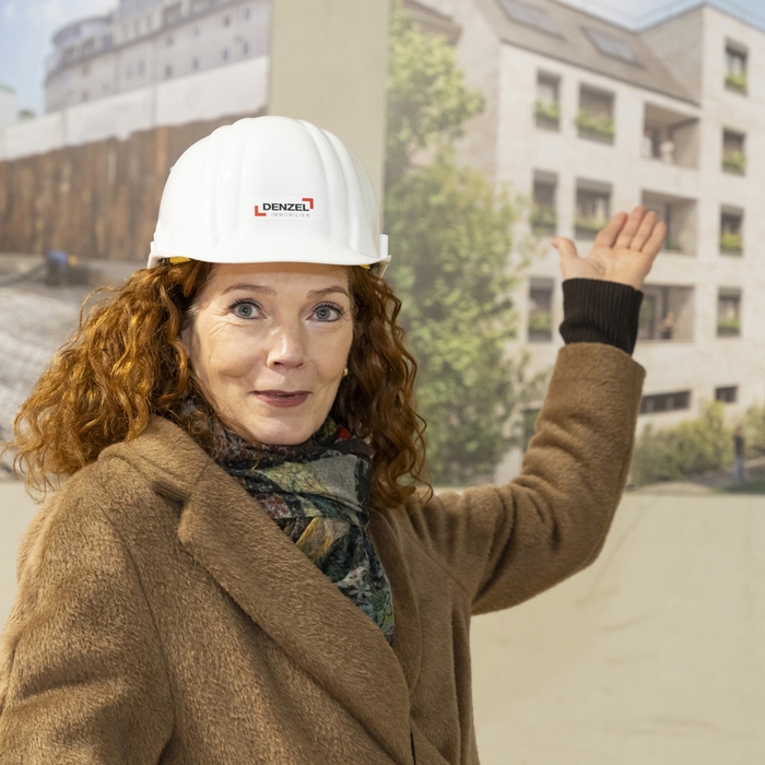 Claudia Wolf vor Bildergalerie Gleichenfeier Herz & Heim