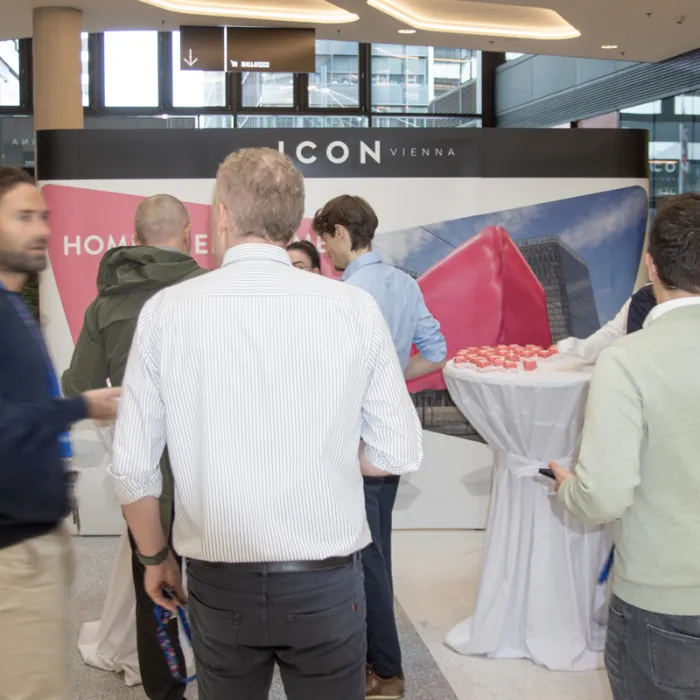 Warteschlage bei der Ausgabe der Punschkrapfen